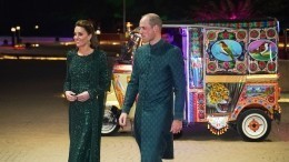 Видео: Принц Уильям и Кейт Миддлтон приехали на прием в Исламабаде на тук-туке