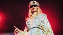 «Пчелка-трудоголик»: Лобода показала, как репетирует танец на столе — видео