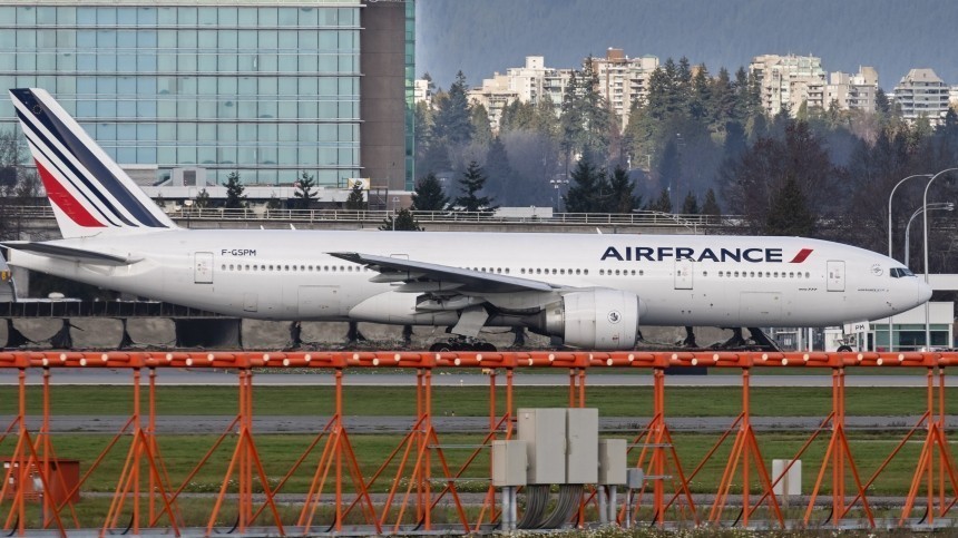 Самолет с прибывшей на интронизацию делегацией из Франции аварийно сел в Токио