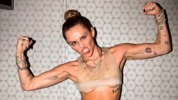 Майли Сайрус показала грудь в знак протеста против правил Instagram