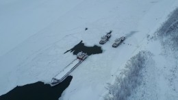 Застрявшие во льдах суда в Якутии должны были снять с мели баржу с нефтью