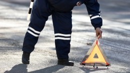 Автомобиль в Кемерово на бешеной скорости сбил двух пешеходов на тротуаре