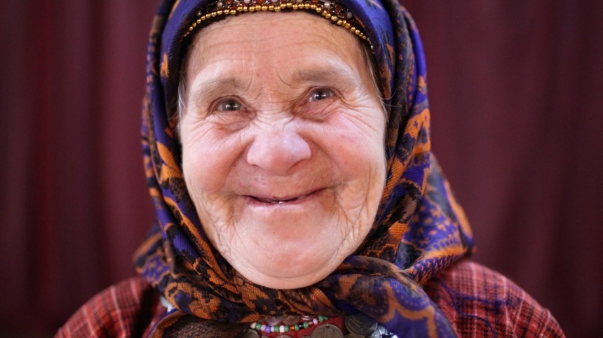 Бабушка полное видео. Бабушка в платке. Платок для фотошопа бабушка. Доброе лицо фото.