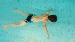Ногу ребенка затянуло в техническое отверстие бассейна в Саратовской области