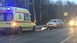 Пешехода насмерть сбили рядом с остановкой общественного транспорта в Петербурге — фото