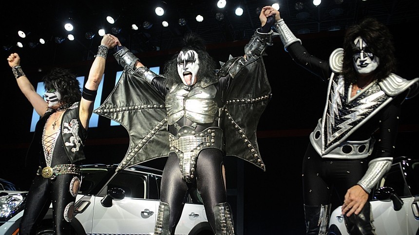 Группа Kiss отплыла в Индийский океан, чтобы дать концерт для белых акул