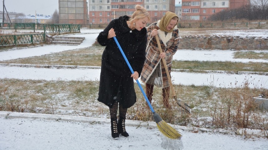 Курганский депутат вышла на субботник в шубе, ажурных колготках и на каблуках