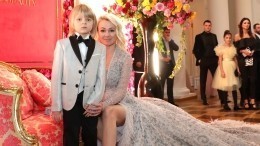 Рудковская с сыном вышла в свет в платье с трехметровым шлейфом