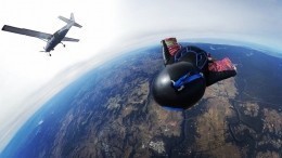 Видео: парашютист приземлился с неба на мчащийся на скорости мотоцикл