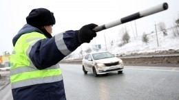 Видео: В Красноярском крае машина сбила сотрудника ДПС