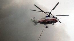 Видео: Мощный пожар в жилом доме в Новой Москве тушат с помощью вертолета