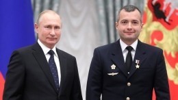Путин вручил звезды Героев России посадившим А321 в кукурузном поле пилотам