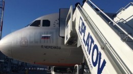 Видео самолета, экстренно севшего в «Платове» из-за состояния второго пилота
