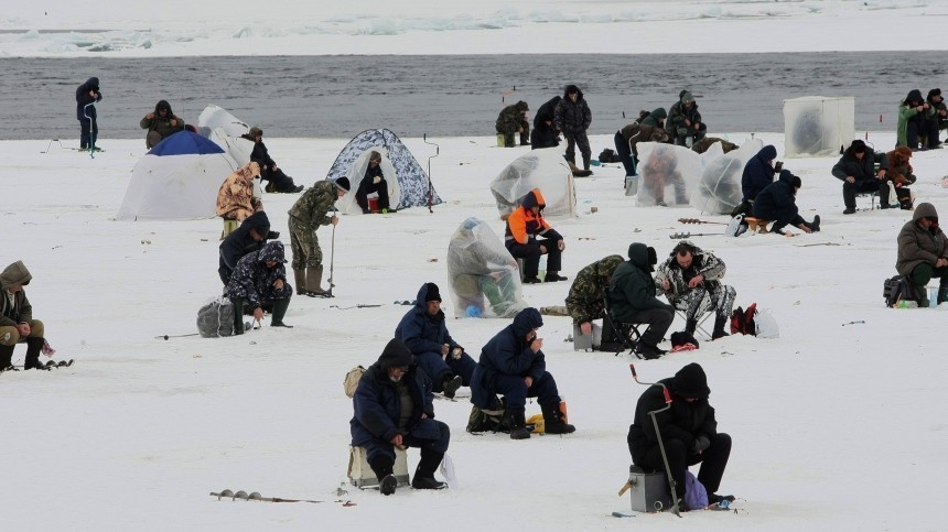 Льдина с 60 рыбаками оторвалась от берега в Ульяновской области