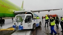 Тягач врезался в самолет в аэропорту Воронежа