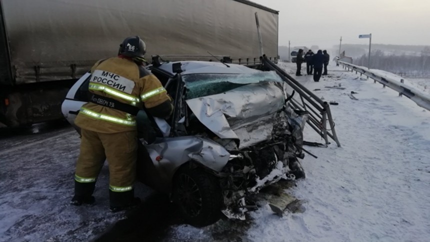Фото: Семью из пяти человек раздавило в ДТП с грузовиком в Красноярском крае