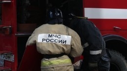 Двухэтажное здание полыхает в промзоне в Москве