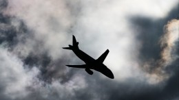 У самолета, летевшего из Тюмени в Санкт-Петербург, отказал левый двигатель