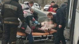 Видео: Легковушка протаранила автобус с пассажирами в Омске, пострадали семь человек