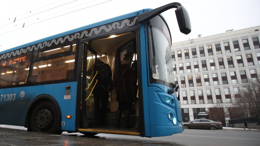 Автобус влетел в здание торгового центра на востоке Москвы