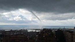 «Ариведерчи»: очевидцы сняли на видео огромный водяной смерч в Генуе