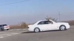 Дрифт со стрельбой устроил на оживленной трассе водитель из Ингушетии — видео