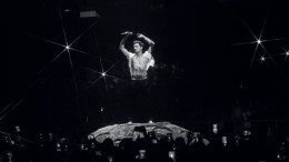 Дима Билан показал на концерте в Москве эффектные трюки и накаченный торс
