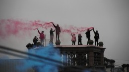 Руферы с дымовыми шашками поздравили полицейских Петербурга с праздником — видео