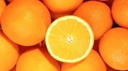 Любителям цитрусовых: Лайфхак по очистке апельсина без потери даже капли сока