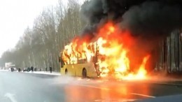 Видео: 50 человек спаслись из полыхающего автобуса в Петербурге