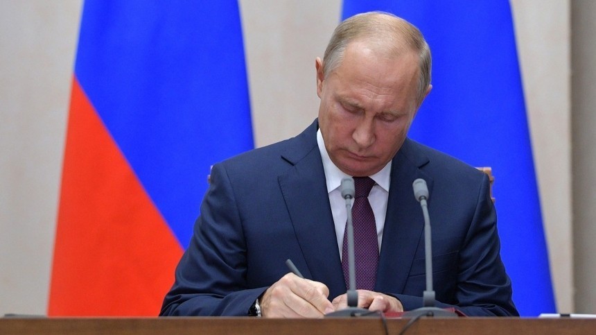 Путин подписал закон об установке российского софта на компьютеры и смартфоны