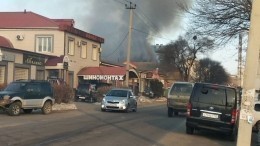 Видео: Торговое здание полыхает в Уссурийске