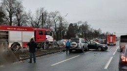 Бордюр, светофор, лобовая: момент ДТП с девушкой на автомобиле тест-драйв в Петербурге