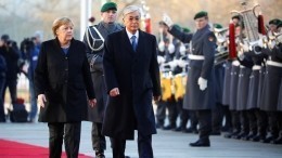 Ангела Меркель не встала во время гимна Казахстана перед встречей с Токаевым