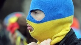 Украинцев с бандеровскими флагами забросали яйцами в Париже