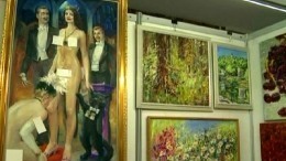 Зачем картины с обнаженными женщинами заклеили стикерами на выставке в Екатеринбурге
