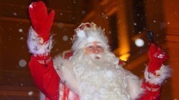 В Ростове Дед Мороз прокатился в санях, прикрепленных к автомобилю