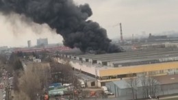 Видео: Пожар разгорелся на складе тканей в Москве