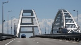 На Крымском мосту появилась красочная иллюминация