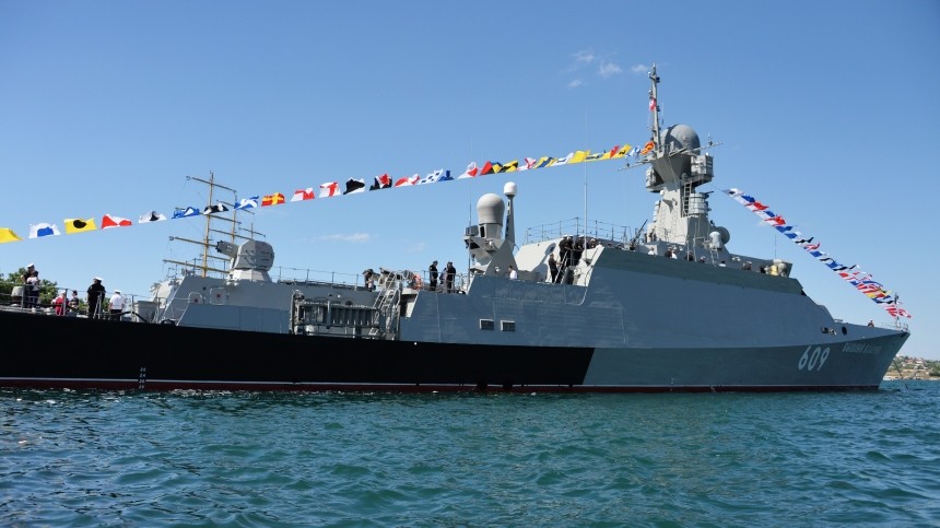 Передвижение эсминца США в Черном море контролирует малый ракетный корабль «Вышний Волочек»