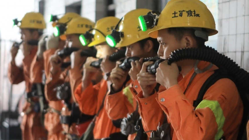 Не менее 14 горняков погибли после выброса газа на угольной шахте в Китае