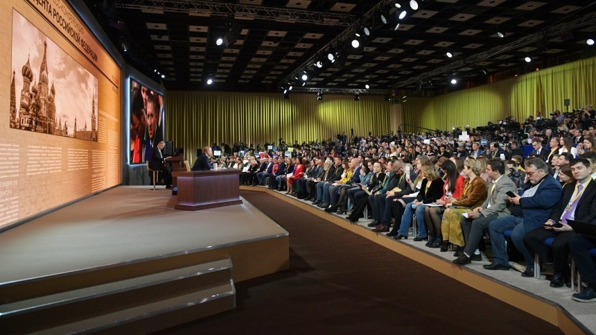 Журналист принесла на пресс-конференцию Путина чемодан с образцом экзоскелета