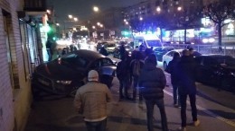 Видео с места ДТП в Петербурге, где иномарка вылетела на тротуар