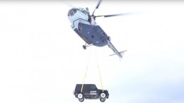 Столичный блогер на спор скинул «Гелентваген» с вертолета