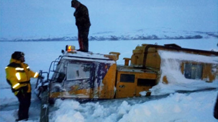 Вездеход с пассажирами частично ушел под лед на Камчатке