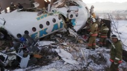 Видео спасения младенца с места крушения самолета Fokker 100 в Казахстане