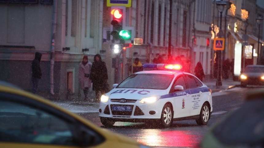 Автомобиль врезался в остановку в Петербурге, есть пострадавшие