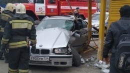 Видео разрушительного тарана легковушкой автобусной остановки под Волгоградом