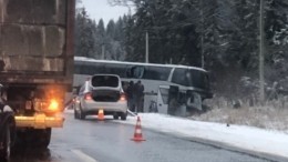 Экскурсионный автобус попал в страшное ДТП под Москвой, водитель погиб — видео