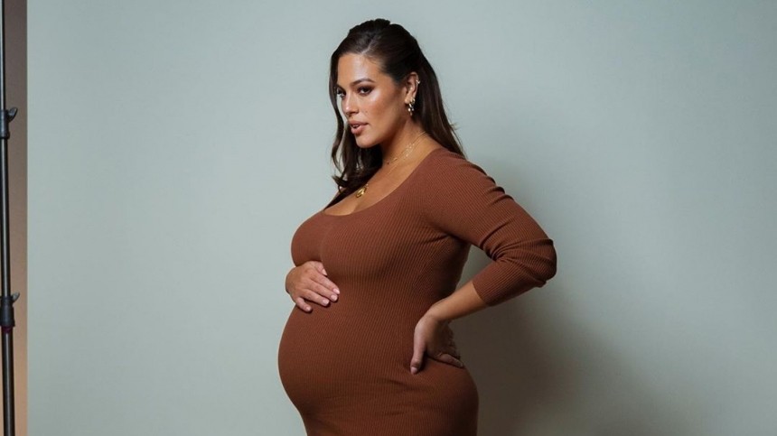 Обнаженный снимок беременной Эшли Грэм вызвал жаркие споры в сети.